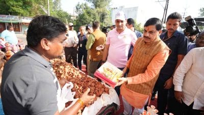 मिट्टी के दीपक और लक्ष्मी गणेश देखकर रुके सीएम डॉ मोहन यादव, की खरीददारी, जाना दुकानदारों का हाल, दिया Vocal for Local का संदेश