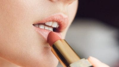 ड्राई होंठों के लिए बेस्ट है ये लिपस्टिक हैक्स, बढ़ा देंगे चेहरे की सुंदरता