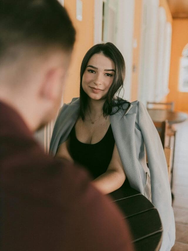 रिलेशनशिप में होने के बावजूद अकेलापन क्यों महसूस होता है? जानें इसके कारण और समाधान