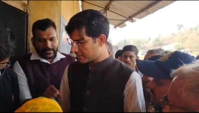 निवाड़ी-खाद संकट के बीच कलेक्टर लोकेश जांगिड़ ने संभाली जिम्मेदारी, गोदाम से खुद बंटवाई खाद