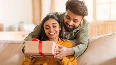 Bhai Dooj पर बहन को दें प्यार भरे 4 गिफ्ट्स, यहां जानिए बेहतरीन आइडियाज