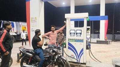 PM Modi के कैशलेस भारत बनाने के सपने पर पानी फेरते पेट्रोल पंप कर्मचारी