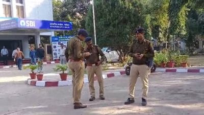 ग्वालियर में बेखौफ बदमाश, SBI के गेट पर 5 लाख रुपये से भरा बैग लूटकर फरार, पुलिस कर रही तलाश