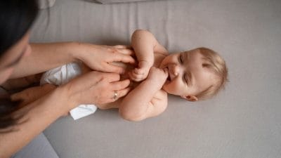 सर्दियों में बच्चों की मालिश के लिए अपनाएं ये टिप्स, ठंड रहेगी कोसों दूर