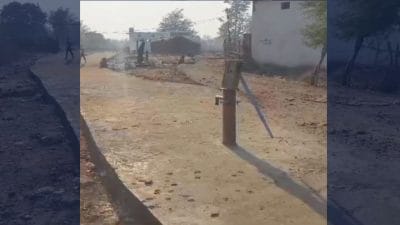 ए भाई जरा देख के…बीच रास्ते पर लगा हैंडपंप हटाए बिना बना दी सड़क