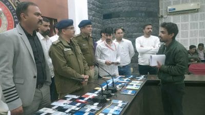 गुम हुए मोबाइल पाकर खिले लोगों के चेहरे, इंदौर पुलिस ने लौटाए 115 फोन