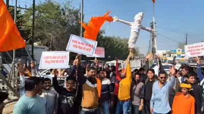 दमोह में बुलडोजर कार्रवाई का हिंदूवादी संगठनों ने किया विरोध प्रदर्शन, प्रशासन और नेताओं के खिलाफ की जमकर नारेबाजी