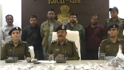 पुराने खंडहर में चल रही थी अवैध हथियार बनाने की फैक्ट्री, 12 बोर के 15 देशी कट्टे, 6 अधबनी पिस्टल, दो मैग्जीन सहित दो जिंदा कारतूस जब्त