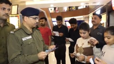 इंदौर पुलिस का अनोखा प्रयास, नुक्कड़ नाटक, पोस्टर के माध्यम से दिया साइबर फ्रॉड और डिजिटल ठगी से बचने के संदेश