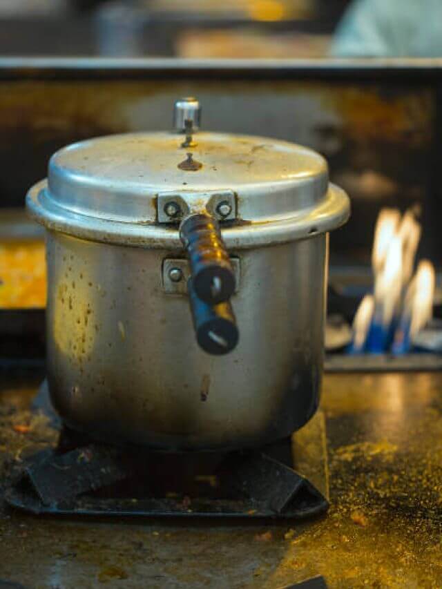 Kitchen Tips : आपकी इस गलती से बम की तरह फट सकता है कुकर, खाना बनाते समय जरूर चेक करें ये चीजें