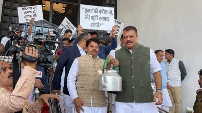 MP Vidhan Sabha : कांग्रेस विधायकों ने बेची चाय, विधानसभा में बेरोजगारी के खिलाफ प्रदर्शन, चाय की केतली और बैनर-पोस्टर लेकर पहुंचे