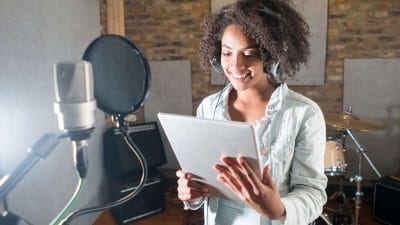 अपनी आवाज के दम पर पाएं पहचान, वॉयस ओवर आर्टिस्ट के रूप में हासिल करें शानदार करियर