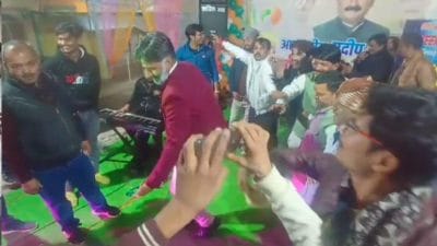 Damoh News : गानों पर नगर पालिका अध्यक्ष ने लगाए ठुमके, समर्थकों ने जमकर उड़ाए नोट, वीडियो हुआ वायरल