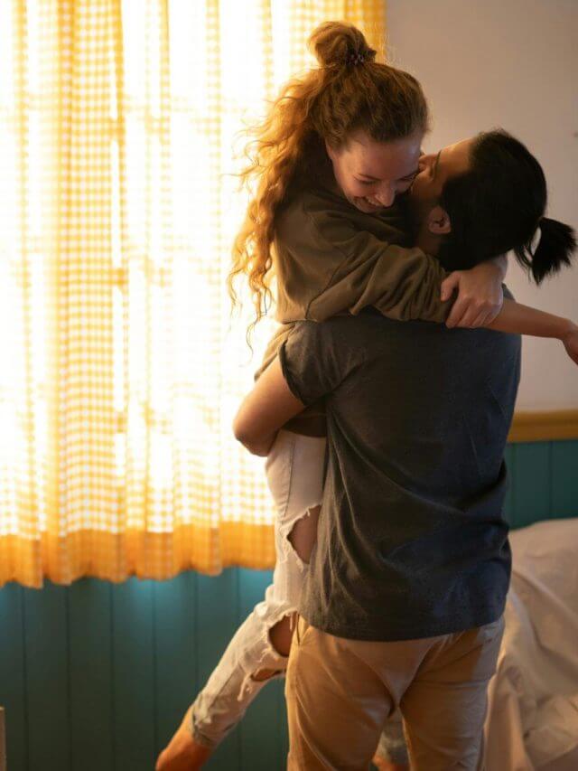 कमिटमेंट के बावजूद कपल्‍स क्‍यों दूर रहना करने लगे हैं पसंद? रिलेशनशिप में क्‍या है Living Apart Together ट्रेंड? जानें वजह