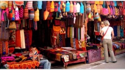 ये है लड़कों का सरोजनी बाजार, यहां बजट में करें कपड़ों और फुटवियर के लेटेस्ट कलेक्शन की खरीदी