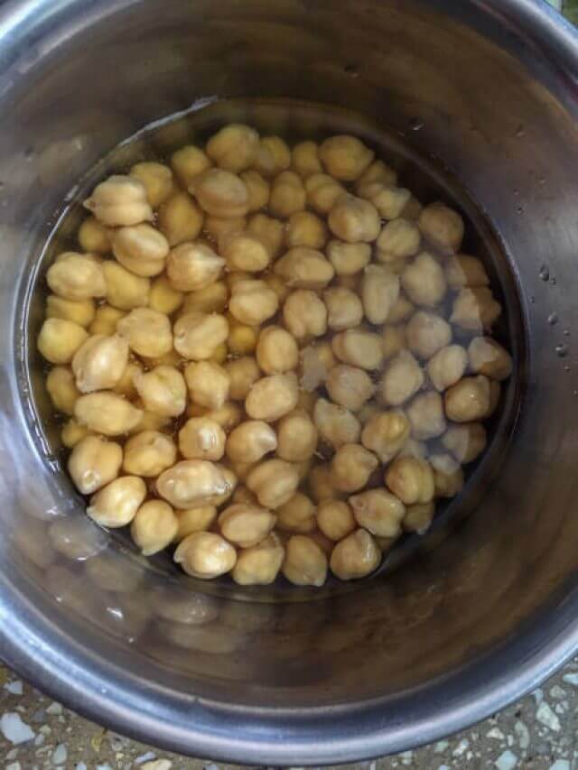 भुने हुए या भिगोए हुए चने में से कौन सा आपके स्वास्थ्य के लिए अधिक लाभदायक है? एक्सपर्ट की राय से जानें।