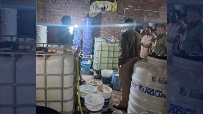 खेत में चल रही थी नकली लिक्विड यूरिया की फैक्ट्री, दो आरोपी गिरफ्तार, ब्रांडेड कंपनियों के मिले फर्जी स्टीकर व अन्य सामग्री