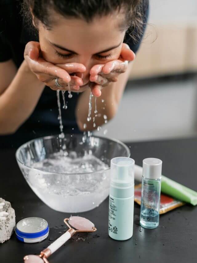 किसने कहा चेहरा धोने के लिए सिर्फ Face Wash का ही कर सकते हैं यूज? किचन की ये 5 चीजें भी आती हैं काम