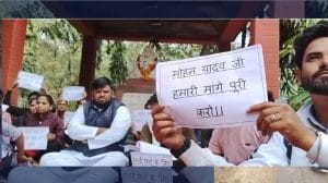 Indore News : DAVV में B.Ed के छात्रों ने दिया धरना, रखी ये मांग