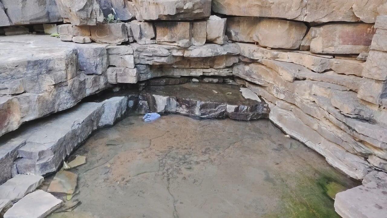 पन्ना से लगभग 25 किलोमीटर दूर स्थित है चमत्कारी कुंड, गर्मी में भी नहीं सुखता