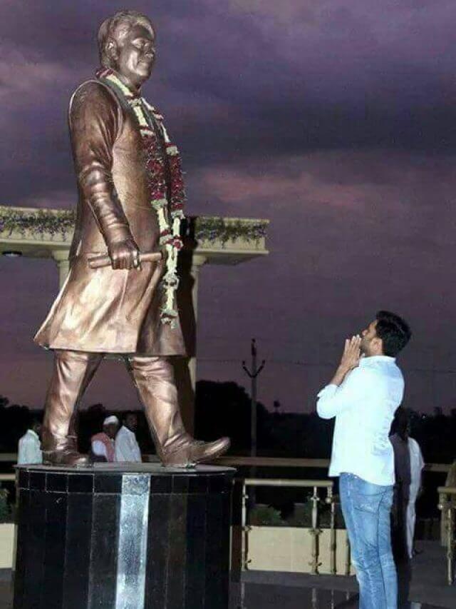 पूर्व मुख्यमंत्री का बेटा आर्किटेक्ट बनना चाहता था, लेकिन हीरो बनते ही असफल रहा। जैसे ही उसने विलेन की भूमिका निभाई, उसकी किस्मत बदल गई