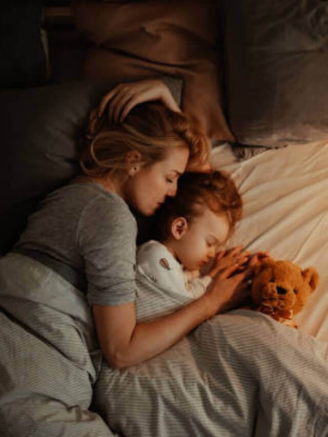 क्या आपका बच्चा बड़ा होने के बाद भी आपके साथ सोता है? यह उसकी सोशल-मेंटल ग्रोथ में बन सकता है रुकावट , जानें उसे अलग बिस्तर पर सुलाने के सरल उपाय