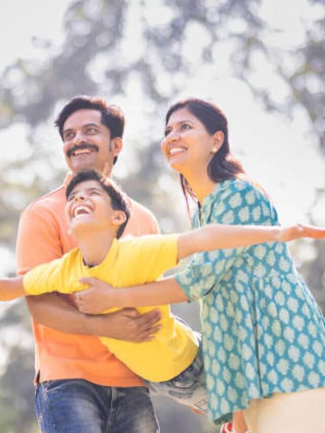 हेलिकॉप्टर पैरेंटिंग करने की ना करें गलती, बच्चे को ऐसे बनाएं कॉन्फिडेंट