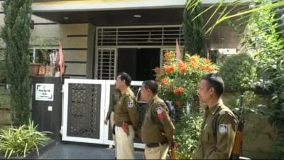 मस्टरकर्मी से सहायक राजस्व अधिकारी तक की नौकरी में बना ली करोड़ों की संपत्ति! इंदौर EOW ने मारा छापा, दस्तावेज खंगाले