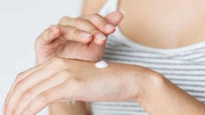 कहीं आप भी चेहरे पर तो नहीं लगा लेते हैं बॉडी लोशन? जानें इसके खतरनाक नुकसान