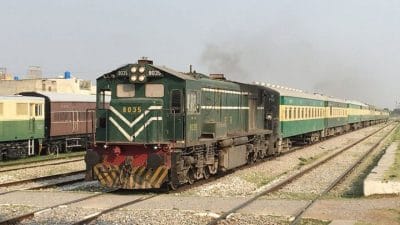 पाकिस्तान में बलूच विद्रोहियों ने ट्रेन को हाईजैक किया, अंधाधुंध फायरिंग की, 450 से ज्यादा यात्रियों को बनाया बंधक