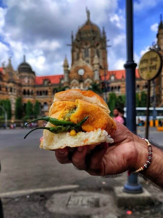 मुंबई का वड़ापाव: मजदूरों का सस्ता नाश्ता कैसे बना हर मुंबईकर की पसंद? जानिए इसकी रोचक अनकही दास्तान!