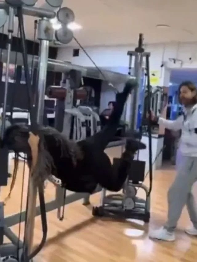 पापा की लाड़ली ने भरी उड़ान! जिम में लड़की की अजीबो-गरीब हरकत का वीडियो हुआ वायरल, देखकर हंसी रोकना होगा मुश्किल।