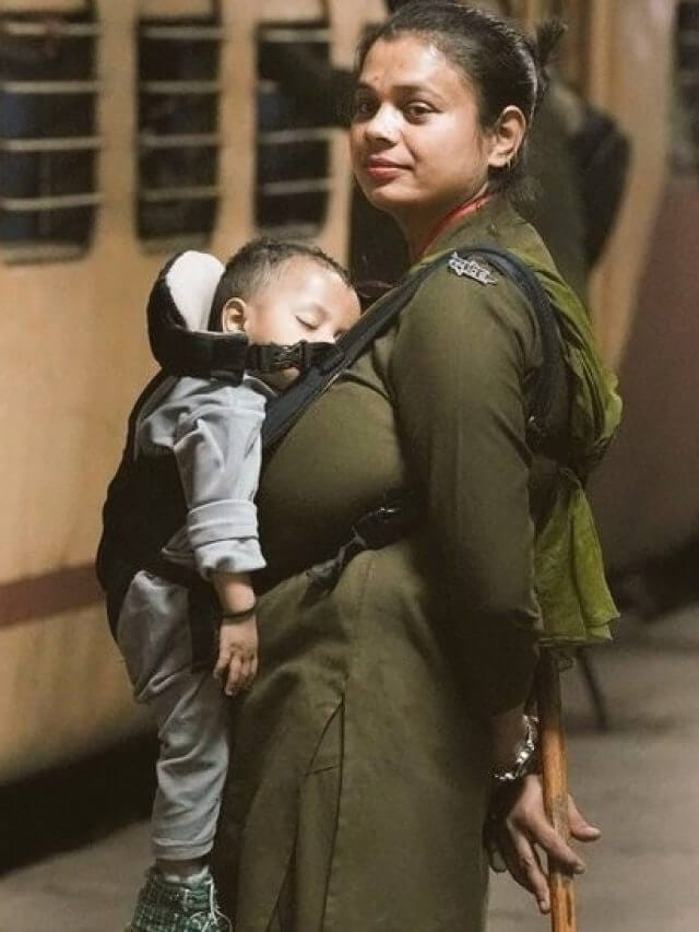 RPF सैनिक की तस्वीर हुई वायरल, ममता और कर्तव्य दोनों का निर्वहन कर रही हैं, लोग कर रहे तारीफ, मगर क्या यह सही है?