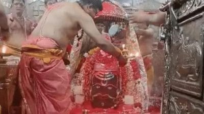 महाकाल मंदिर में धूमधाम से किया गया होलिका दहन, भगवान महाकाल को पंडितों और पुरोहितों ने लगाया रंग-गुलाल