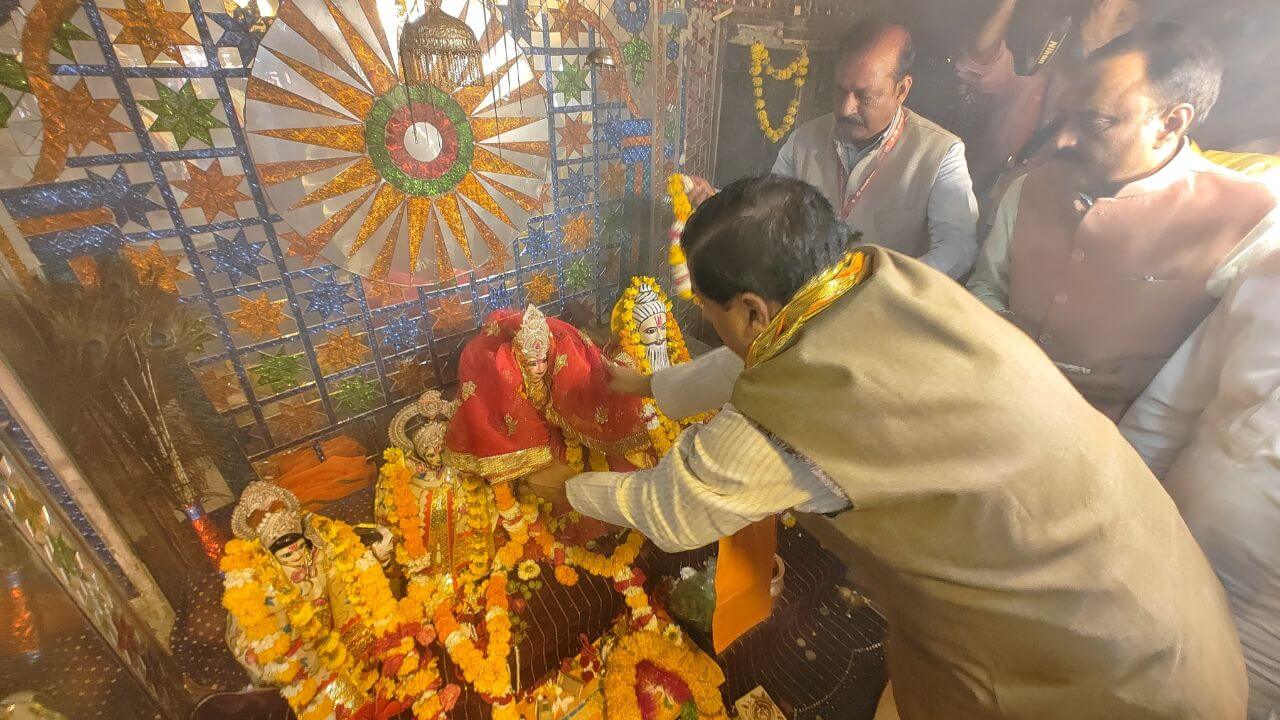 सीएम डॉ मोहन यादव की सुरक्षा में चूक, करीला के जानकी मंदिर में लोहे की सीढ़ी टूटी, बड़ा हादसा टला