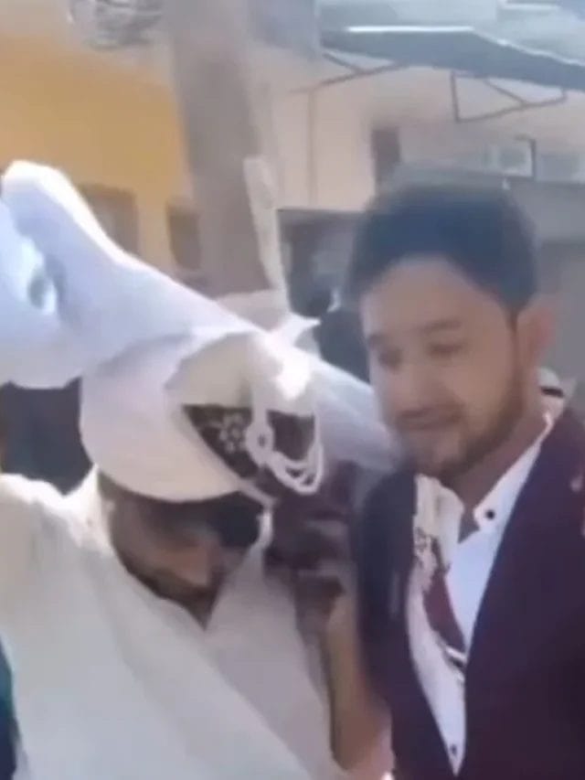 भाई, ज़रा रास्ता दे, अब मेरी बारी है दूल्हा बनने की! दोस्त शादी कर के दुल्हन लाया, तो इसने भी अपना सपना सच कर लिया।