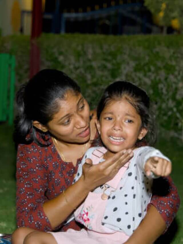 कभी-कभी बच्चों की भलाई के लिए आपको पेरेंटिंग के ये 9 नियम तोड़ने ही पड़ सकते हैं, जैसे वीकेंड पर उन्हें देर रात तक जागने देना!