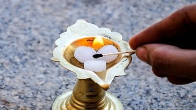 पैसे की तंगी से छुटकारा दिलाएगा कपूर, बस अपनाएं ये खास आसान तरीका