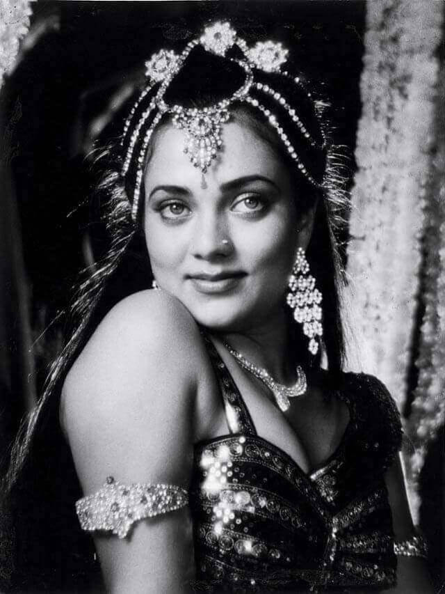 पहली ही फिल्म से छा गईं स्टार, लगातार मिलने लगे बड़े ऑफर्स, मगर 10 दिन की शूटिंग के बाद अचानक ठप हो गई फिल्म की रफ्तार।