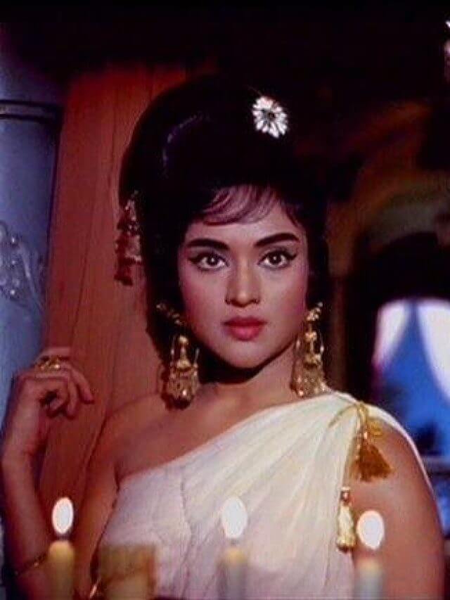 “न नरगिस, न सुरैया, न ही वैजयंती माला — अंडरवर्ल्ड को तो बस मधुबाला की हमशक्ल का ही जादू था सिर चढ़कर बोलता, 1971 में शर्मिला टैगोर को भी दे दी थी कड़ी टक्कर!”