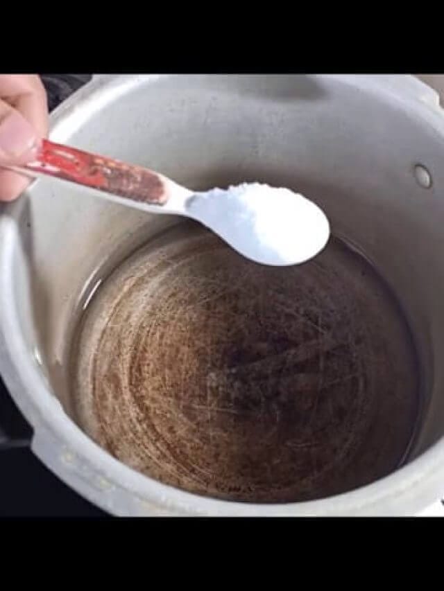 क्या प्रेशर कुकर की चमक हो गई है फीकी? दिखने लगा है काला और मैला? तो अपनाएं ये सस्ते घरेलू उपाय, मिनटों में लौट आएगी नयी जैसी चमक!