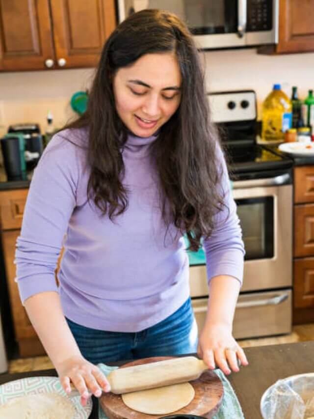 Chanakya Niti: रसोई में खाना बनाते वक्त महिलाएं  इन गलतियों से रहें सावधान, वरना घर की सुख-शांति हो सकती है भंग – जानिए चाणक्य के अनमोल विचार।