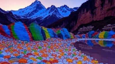 कहीं नमक का मैदान तो कहीं ग्लास बीच, जानिए दुनिया के इन 5 अनूठे पर्यटन स्थल के बारे में