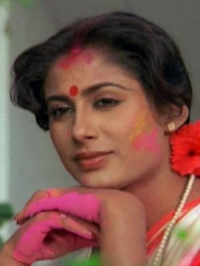 यह हीरोइन लाइटमैन के साथ ज़मीन पर बैठकर खाती थी खाना, एंकर से सुपरस्टार बनने तक का सफर, लेकिन पूरी ज़िंदगी झेलती रही ‘दूसरी औरत’ का ठप्पा।