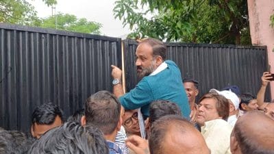 Transfer के बाद भी कुर्सी छोड़ने के लिए तैयार नहीं डीईओ, कार्यमुक्त करवाने कांग्रेस ने किया प्रदर्शन