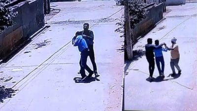 खाली प्लॉट में रिश्वत की रकम फेंकते अधिकारी का वीडियो आया सामने, किया गया गिरफ़्तार