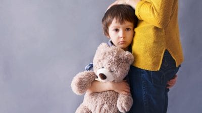 शर्मीले और अकेले बच्चों को मिलनसार बनाने के 3 आसान टिप्स, पैरेंट्स जरूर अपनाएं