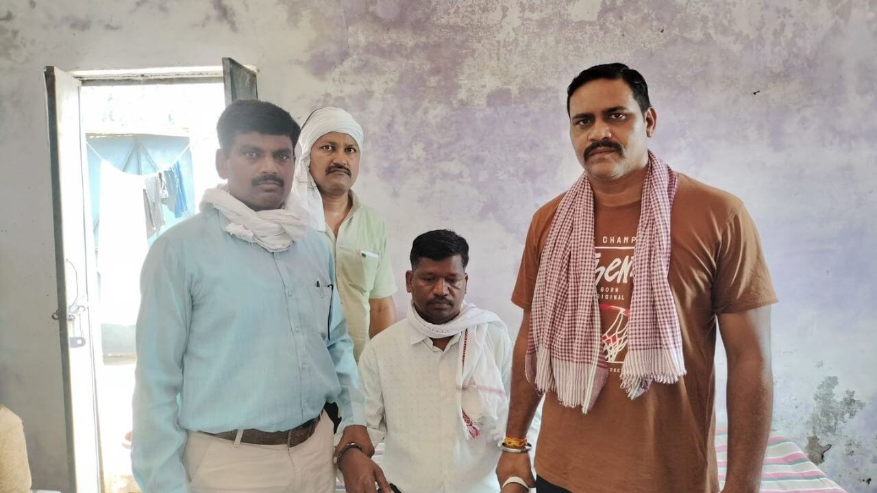 रिश्वत लेते हुए पटवारी रंगे हाथ गिरफ्तार, लोकायुक्त पुलिस ने उसके सहयोगी चौकीदार और एक प्राइवेट व्यक्ति को भी बनाया आरोपी