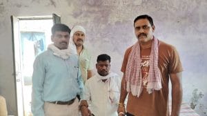 रिश्वत लेते हुए पटवारी रंगे हाथ गिरफ्तार, लोकायुक्त पुलिस ने उसके सहयोगी चौकीदार और एक प्राइवेट व्यक्ति को भी बनाया आरोपी