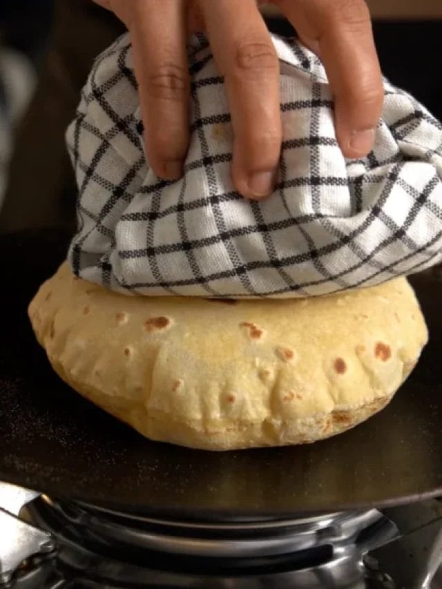 Soft Roti Tips: कितनी भी बार कोशिश करें रोटी ना तो फूलती है और ना ही मुलायम बनती है ये आसान घरेलू उपाय अपनाकर बनाएं एकदम सॉफ्ट और फूली हुई रोटियां